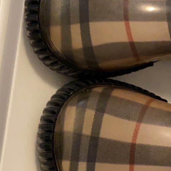 Burberry girls rain boots - Picture 4 of 4